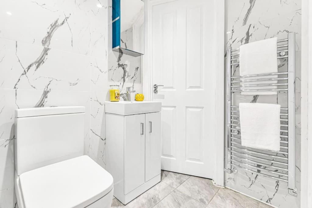 Luxstay Holland Park Apartment With Ac London Kültér fotó